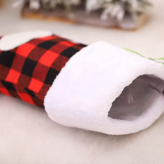 Calzini regalo con zampa di cane e gatto per sublimazione con quadri bianchi e neri